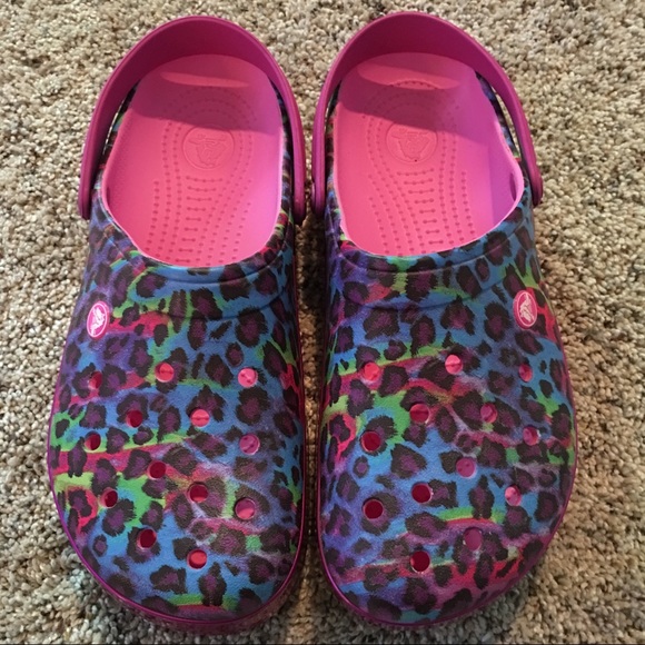 pink leopard print crocs